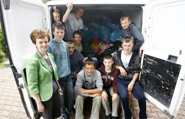Dary przekazane przez uczniów ZS w Borowej ledwo zmieściły się w samochodzie dostawczym.