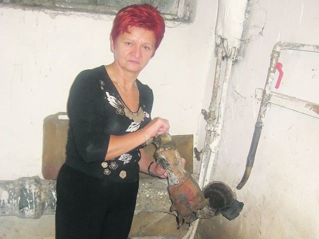 - Rury w piwnicy są tak stare i pordzewiałe, że ścieki i woda leją się z niej strumieniami - mówi Krystyna Szala, mieszkanka jednego z bloków przy ul. Warszawskiej.
