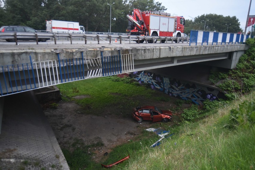 Samochód spadł z wiaduktu w ciągu DK86 w Katowicach