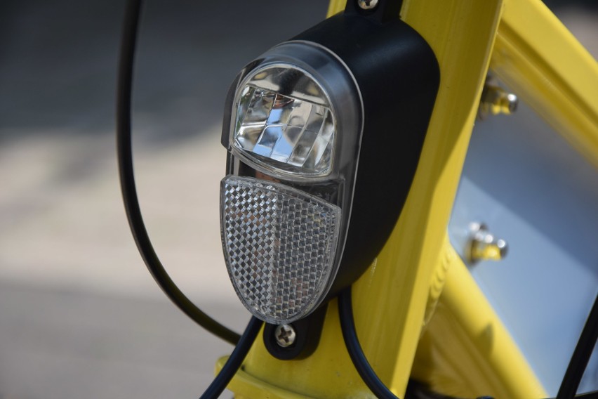 Rowery wyposażone są w lampy, co umożliwia jazdę po zmroku.