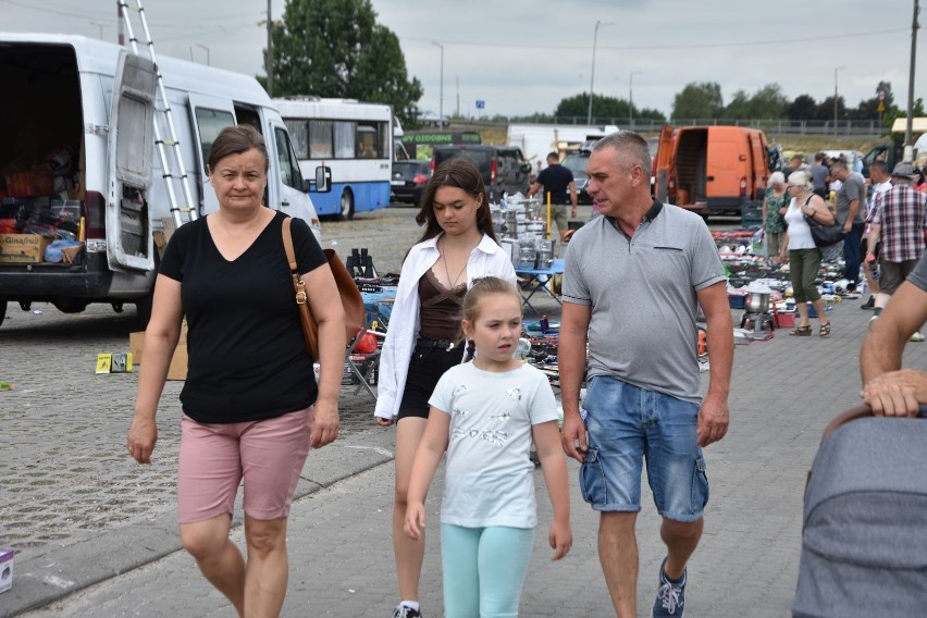 Pomimo pochmurnej pogody mnóstwo ludzi na giełdzie w Sandomierzu w sobotę, 2 lipca. Byłeś? Zobacz zdjęcia!