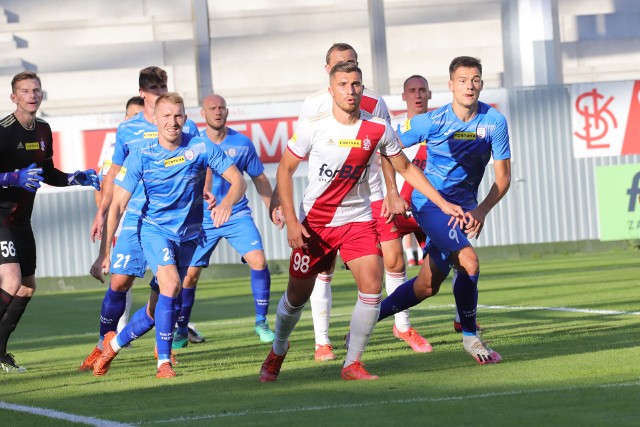 Stipe Jurić w biało-czerwono-białym stroju ŁKS podczas meczu ze Skrą, gdy strzelił pierwszego swojego gola dla ŁKS