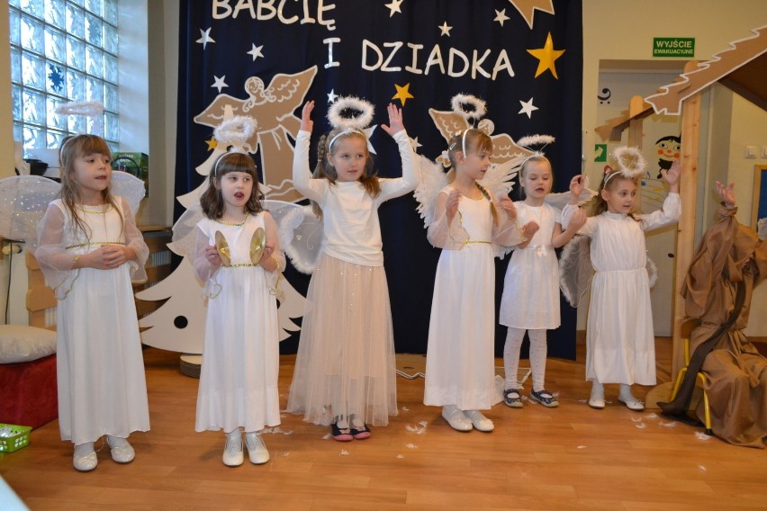 Przedszkolaki wystąpiły w Jasełkach dla swoich babć i...