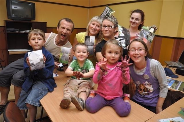 Fotograficzno-malarską mapę stworzyli wspólnie dorośli i dzieci.