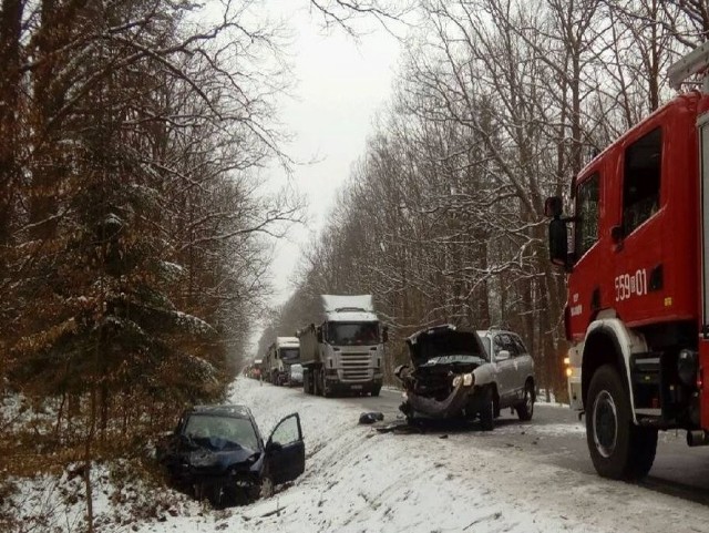 Do zdarzenia doszło w piątek tuż po godz. 9.30 na drodze wojewódzkiej nr 872 nieopodal Bojanowa w powiecie stalowowolskim.27-letni mieszkaniec pow. mieleckiego, kierujący oplem astrą stracił panowanie nad pojazdem, zjechał na przeciwny pas ruchu i zderzył się z hyundaiem, którym jechał 35-letni mężczyzna z pow. kolbuszowskiego.  Ranny został kierowca opla i 34-letnia pasażerka hyundaia. Ranne osoby przewieziono do szpitali w Stalowej Woli i Mielcu. Kierowcy samochodów byli trzeźwi. Nad wyjaśnieniem przyczyn i okoliczności wypadku pracują stalowowolscy policjanci.zobacz też: Wypadek w rejonie Jarosławia. Drzewo spadło na samochód