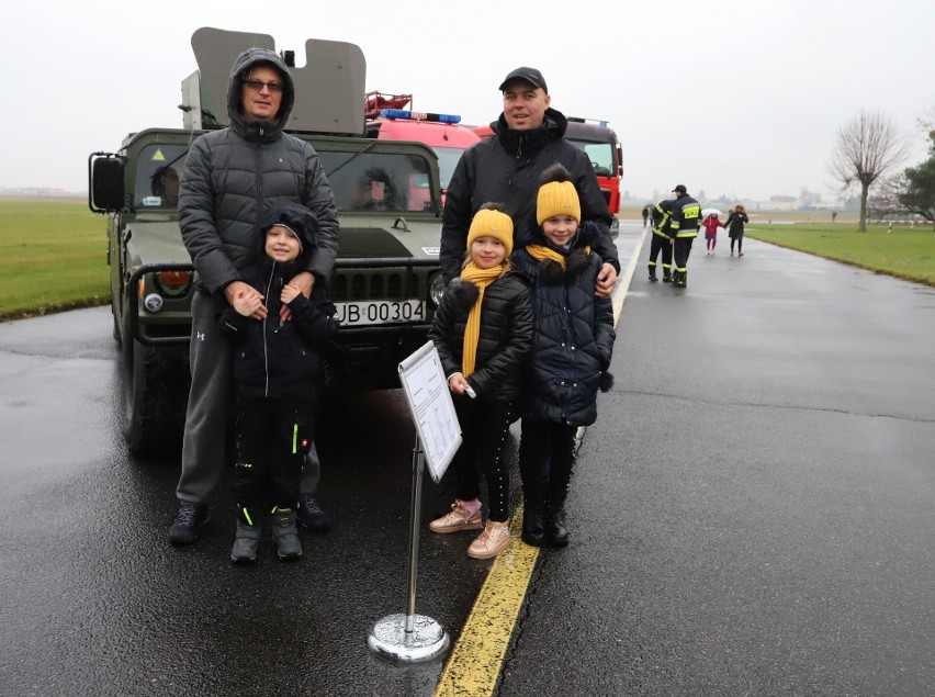 Piknik wojskowy "Służymy Niepodległej" na lotnisku w Radomiu z okazji Święto Niepodległości Polski