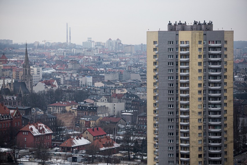 Widok na Katowice z 24. piętra bloku na osiedlu Gwiazdy,...