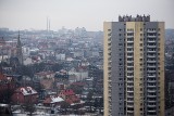 Takie są Katowice z Gwiazd. Widok z dachu i 24. piętra z alei Roździeńskiego 100 na miasto w lutym 2021. Oszałamiające panoramy miasta