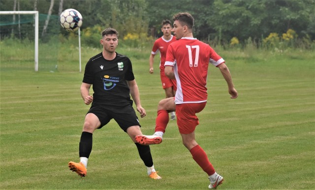 V liga piłkarska, grupa zachodnia (27 sierpnia 2022); KS Chełmek - Sokół Kocmyrzów 4:2. Na zdjęciu: Łukasz Wierzba (z lewej) w starciu z Michałem Romuzgą, autorem pierwszego gola dla Sokoła.