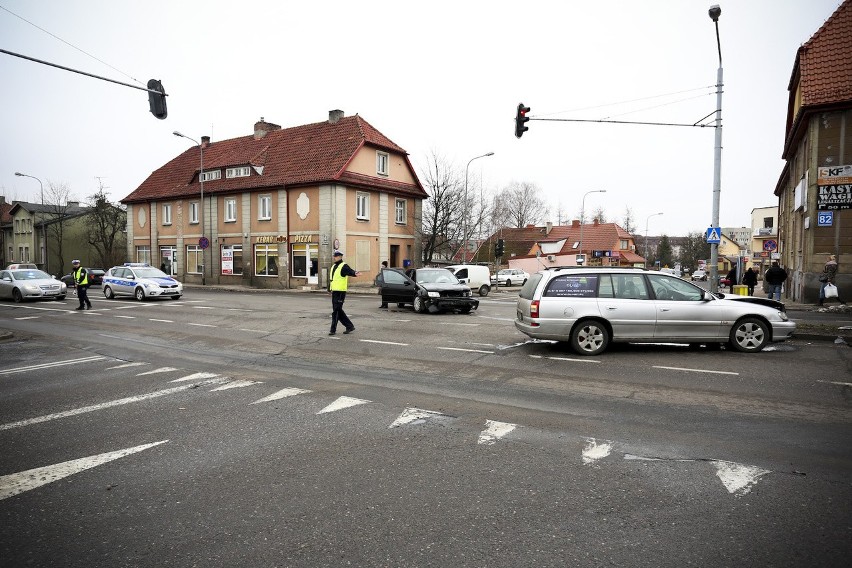 Zderzenie dwóch aut na skrzyżowaniu ulic Szczecińs...