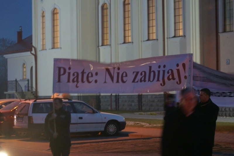 Uczestnicy marszu przeszli ulicami  Sikorskiego, Pułtuską,...