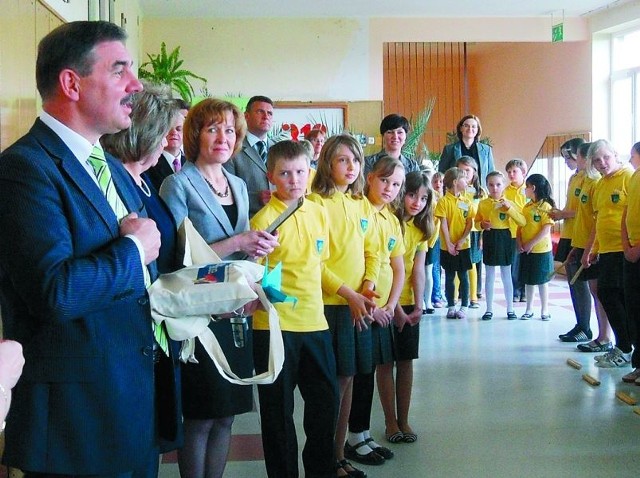 Podczas uroczystości w Szkole Podstawowej nr 4 wiceminister edukacji Zbigniew Włodkowski otrzymał od uczniów wiele upominków