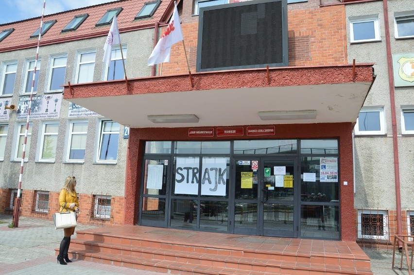 Strajk nauczycieli 2019 w Stalowej Woli - DZIEŃ 2. Wiedzą, że nie dostaną pieniędzy za protest. Raport ze szkół