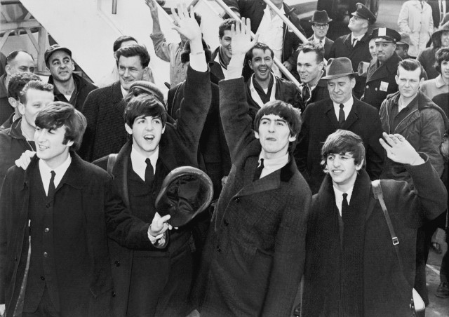Grupa The Beatles na lotnisku JFK 7 lutego 1964.