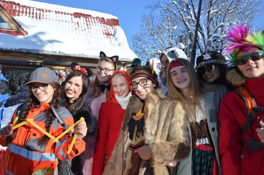 Zakopane. Kilkuset maturzystów zatańczyło poloneza na Krupówkach [ZDJĘCIA]