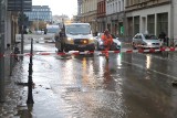 Pękła rura wodociągowa w centrum Wrocławia. Woda zalewa, lokale i torowisko, nie jeżdżą tramwaje