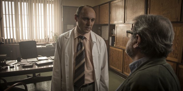 Adam Woronowicz (z lewej) jako skorumpowany ordynator błyszczy w epizodzie.