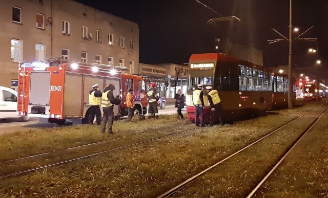 Tramwaj linii 5 MPK Łódź potrącił mężczyznę, który w poniedziałek kilka minut przed godz. 16 próbował pokonać torowisko na Limanowskiego na Bałutach. Pieszy został poważnie ranny. Zobacz zdjęcia- kliknij dalej