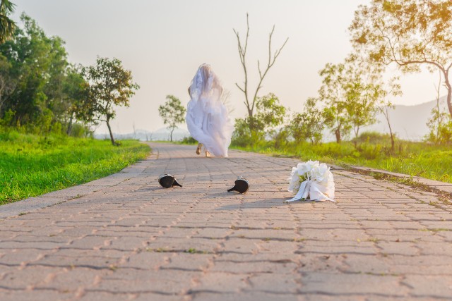Badacze doszli do wniosku, że popularność ślubów i wesel spadła m.in. ze względu na sytuację pandemiczną oraz ograniczoną możliwość organizacji i wyprawiania wesel, ale tendencja do unikania ślubnego kobierca umacnia się od lat.