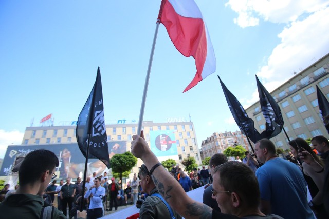 Demonstracja Młodzieży Wszechpolskiej i Ruchu Narodowego  odbyła się dzisiaj na Rynku w Katowicach. Zezwolił na nią sąd, wbrew decyzji prezydenta Marcina Krupy. Mimo zamieszek sprzed dwóch tygodni, uchylił zgodę na manifestację. - Po dniu dzisiejszym manifestacja jest przede wszystkim odpowiedzią, która odbyła się dwa tygodnie temu, na nielegalne rozwiązanie, w naszej opinii legalnego zgromadzenia zgłoszonego przez nas marszu, przez środowiska, które miały niezarejestrowaną manifestację. Dzisiaj jest nasza odpowiedź do prezydenta, w międzyczasie toczyły się batalie sądowe. Batalie sądowe, które wygraliśmy. Dzisiaj chcemy manifestować swoją wolność słowa. Dla naszego środowiska, dla nacjonalistów - wyjaśnia Kamil Lisowski, szef śląskiej Młodzieży Wszechpolskiej.