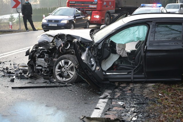 W Kłódce w powiecie grudziądzkim samochód zderzył się z naczepą ciężarówki