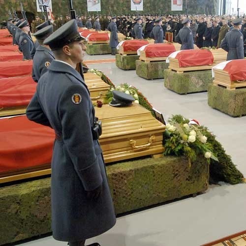 20 trumien ze szczątkami poległych lotników wystawiono w hangarze świdwińskiego garnizonu. Po uroczystości każda przetransportowana została do miejsca pochówku.
