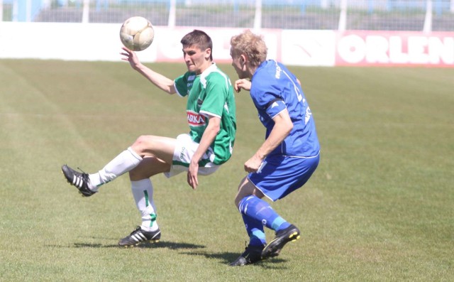 Piotr Kornacki (z lewej), pomocnik Radomiaka.