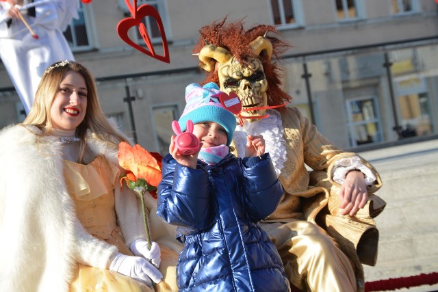 Akcja walentynkowa Zakochani w Sępólnie na rynku