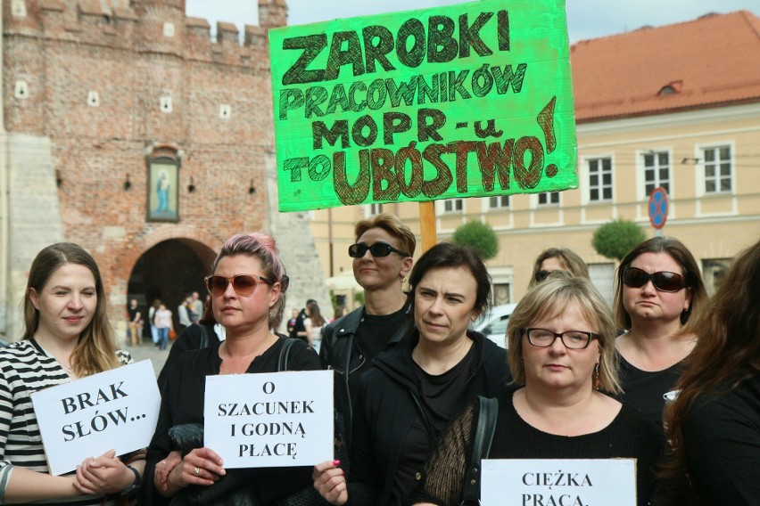 Pracownicy MOPR-u mają dość. Przez dwie godziny stali w ciszy i protestowali pod lubelskim ratuszem [ZDJĘCIA]