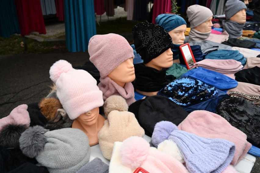 Zimowa moda na giełdzie w Miedzianej Górze. Ciepłe kurtki, swetry, buty i czapki dostępne w niedzielę, 13 listopada - zobacz zdjęcia