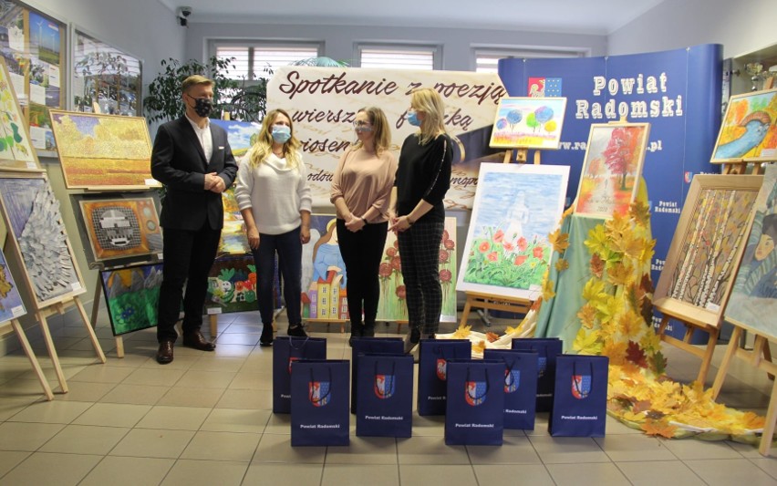 Wystawa prac plastycznych w Starostwie Powiatowym w Radomiu. Autorzy otrzymali nagrody
