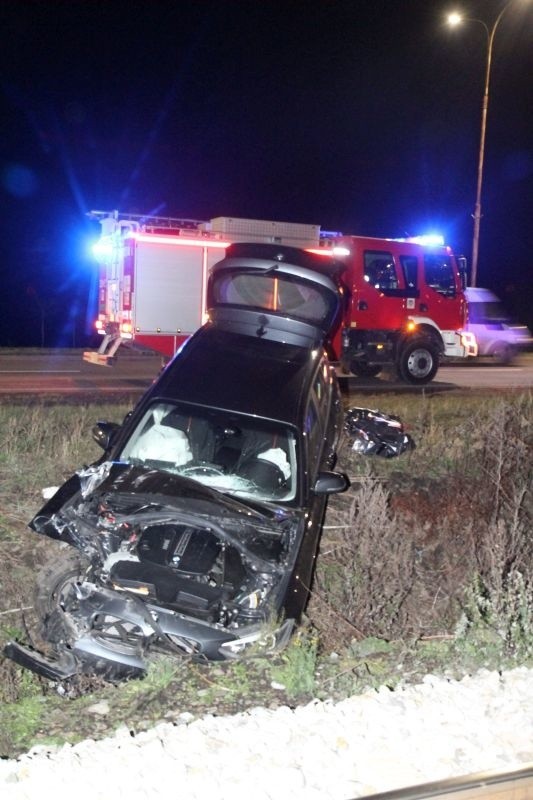 Śmiertelny wypadek na wyjeździe z Wrocławia. BMW wypadło z drogi