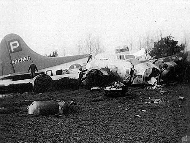 Amerykański bombowiec B-17 lądował "na brzuchu&#8221; na polu pod Kolesiniem