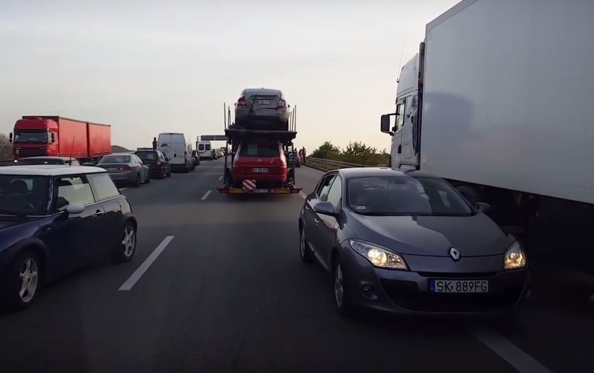 Blokowanie korytarza ratunkowego na autostradzie. Bezmyślne...