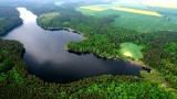 Malownicze jezioro w Kęszycy Leśnej widziane z lotu ptaka [ZDJĘCIA]