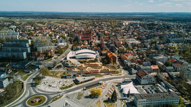 Tak prezentuje się centrum Jaworzna. Widzimy Miejskie Centrum Integracji Transportu - nowe przystanki autobusowe z wiatami, za nimi parking oraz halę MCKiS. Po prawej parking rowerowy, który zimą zmienia się w lodowisko.Zobacz kolejne zdjęcia. Przesuwaj zdjęcia w prawo - naciśnij strzałkę lub przycisk NASTĘPNE