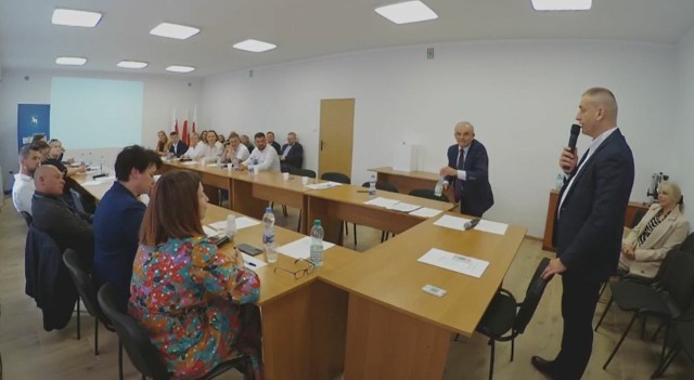 Pierwsza sesja nowej rady Miejskiej w Wyśmierzycach odbyła się we wtorek 7 maja. Odbyło się ślubowanie radnych i nowej burmistrz Małgorzaty Zajączkowskiej, wybrano też przewodniczącego, został nim Damian Dąbrowski.