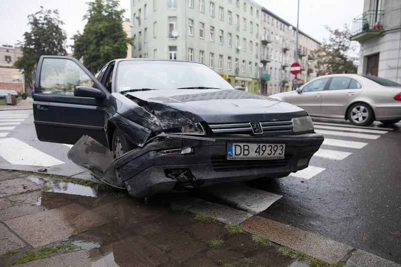 Volkswagen uderzył w peugeota i zatrzymał się na kamienicy.