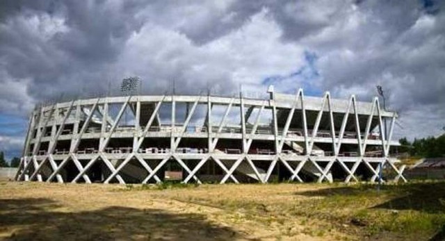 Największa inwestycja sportowa w mieście to budowa stadionu przy ulicy Słonecznej. Od początku idzie opornie.