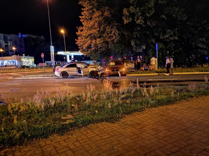 Nocny wypadek na Ku Słońcu: BMW zderzyło się z mercedesem [ZDJĘCIA]