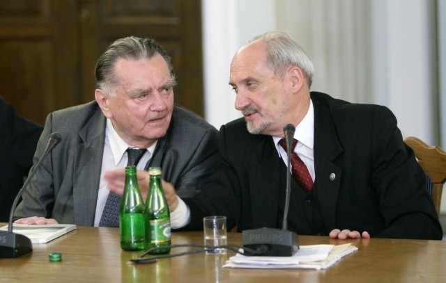 Jana Olszewskiego i Antoniego Macierewicza połączyła polityczna przyjaźń - między innymi w RdR i ROP. Wspólnie pracowali również w rządzie Porozumienia Centrum