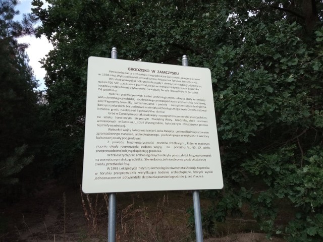 Urząd Miasta Bydgoszczy postawił przy Zamczysku tablicę informacyjną. Tyle tylko że niektórzy uważąją, iż opis na tablicy jest co najmniej błędny.