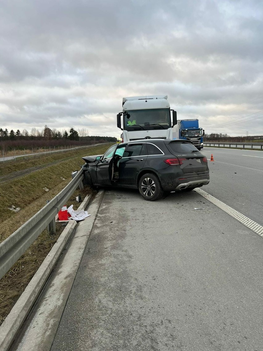 Wypadek na autostradzie A1 koło Radomska. Dwie osoby trafiły...