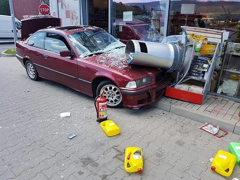 18-letnia turystka staranowała stację benzynową w Ropie...