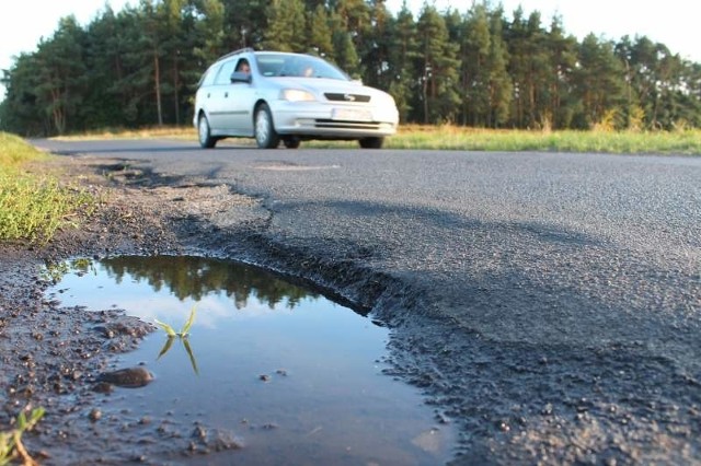 Drogi powiatowe są obecnie pełne dziur. Montaż finansowy ma umożliwić załatanie części z nich.