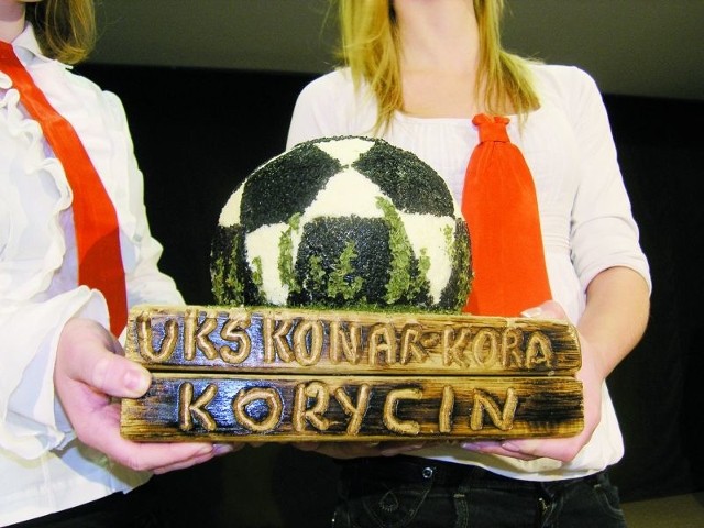 Na aukcji w Korycinie sprzedano m.in. za 210 zł oryginalny 5-kilogramowy ser koryciński w kształcie piłki do gry w nogę
