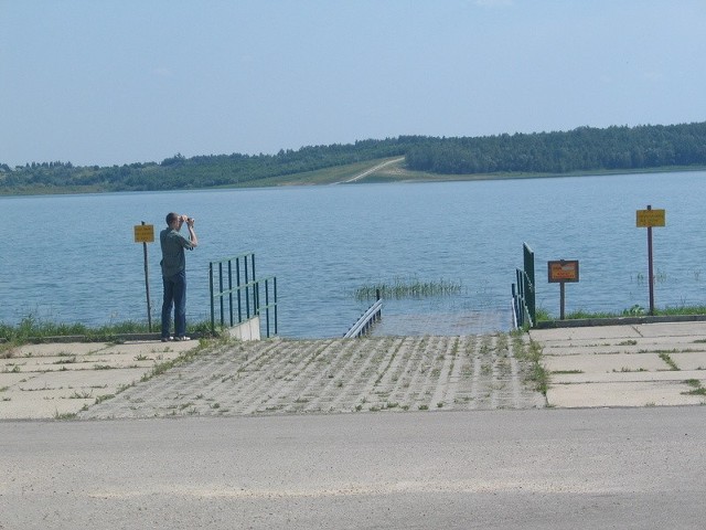 Osoby przyjeżdżające nad zalew do Machowa, koło Tarnobrzega obserwując zbiornik pytają, kiedy zalew zostanie udostępniony plażowiczom. Teraz już wiadomo, że na pewno pod koniec czerwca tego roku.