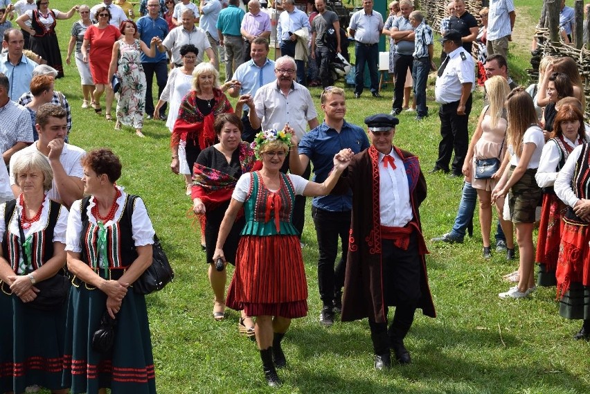 Wieńce z patriotycznymi akcentami, polonez i świetna zabawa. Zobacz, jak świętowano dożynki w Nowej Słupi [ZDJĘCIA]