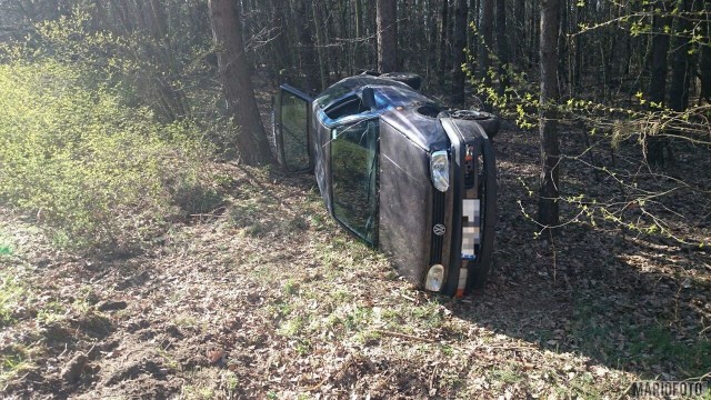 Golf z czterema osobami dachował w lesie.