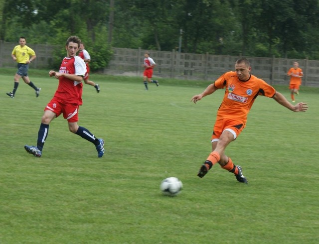 Wigry (pomarańczowe stroje) pokonały w Grajewie Warmię 4:1